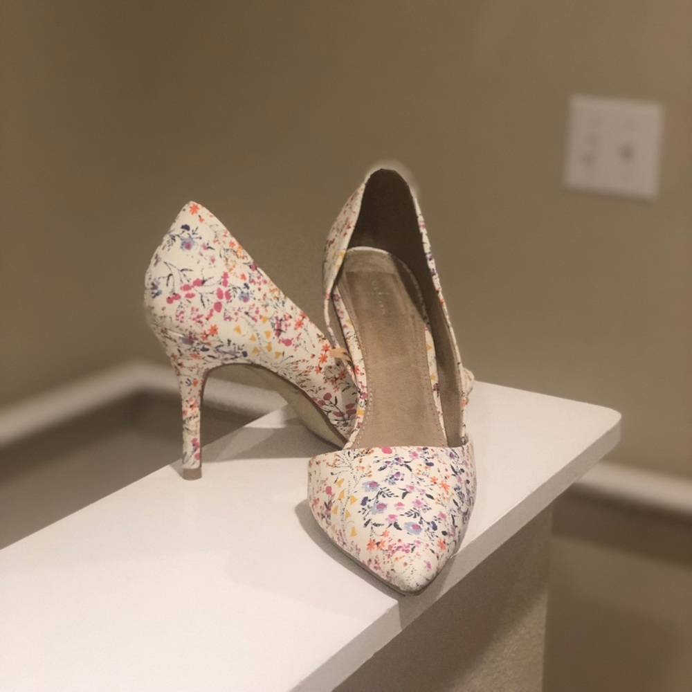 White heels with flowers. 👠